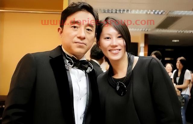 “港坛歌星”吕方：和郑裕玲同居16年被甩，在56岁时老来得女