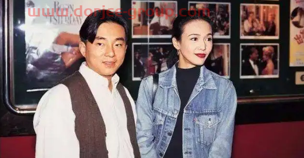“港坛歌星”吕方：和郑裕玲同居16年被甩，在56岁时老来得女