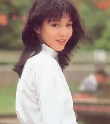 “港坛歌星”吕方：和郑裕玲同居16年被甩，在56岁时老来得女