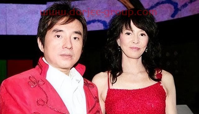 “港坛歌星”吕方：和郑裕玲同居16年被甩，在56岁时老来得女
