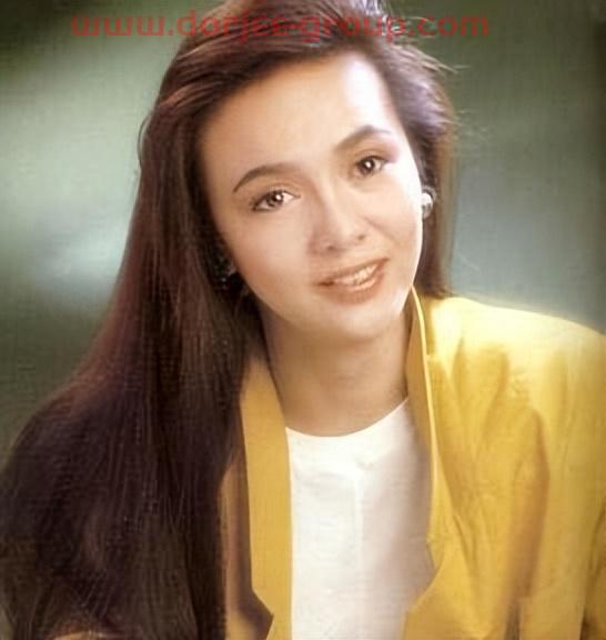 “港坛歌星”吕方：和郑裕玲同居16年被甩，在56岁时老来得女