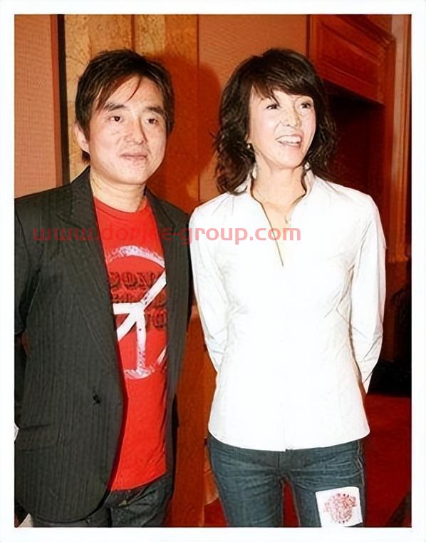 “港坛歌星”吕方：和郑裕玲同居16年被甩，在56岁时老来得女
