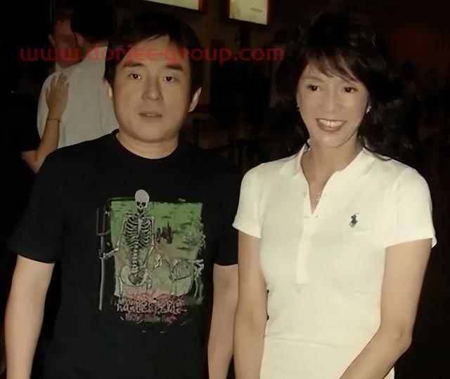 “港坛歌星”吕方：和郑裕玲同居16年被甩，在56岁时老来得女