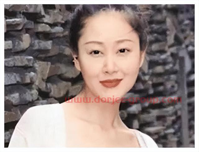 “港坛歌星”吕方：和郑裕玲同居16年被甩，在56岁时老来得女