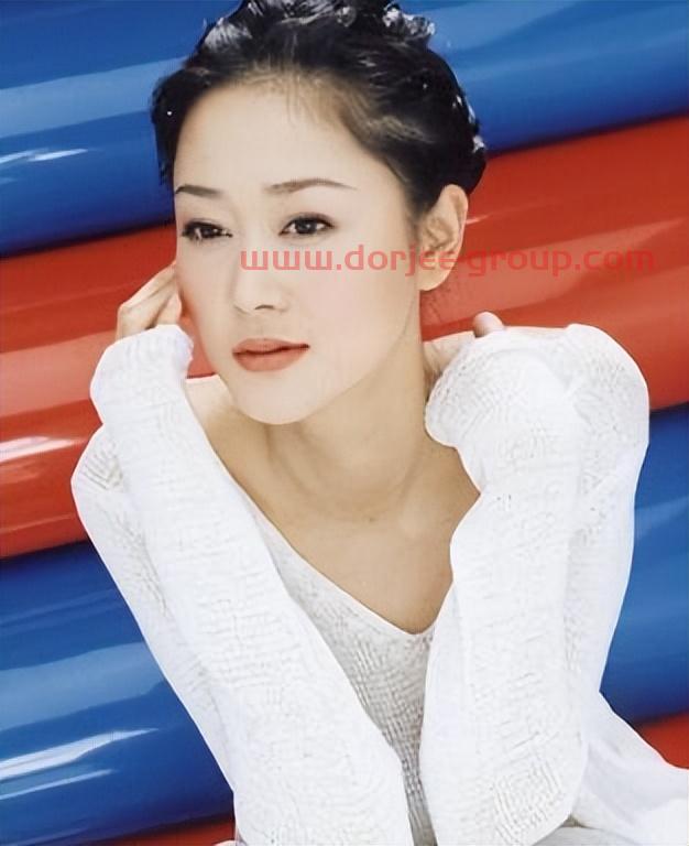 “港坛歌星”吕方：和郑裕玲同居16年被甩，在56岁时老来得女