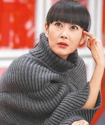 “港坛歌星”吕方：和郑裕玲同居16年被甩，在56岁时老来得女